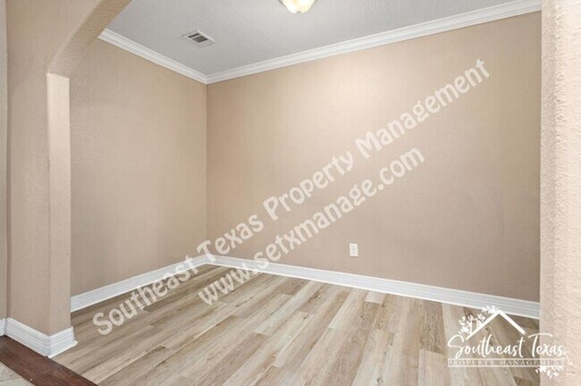 Building Photo - 250 Duhon St