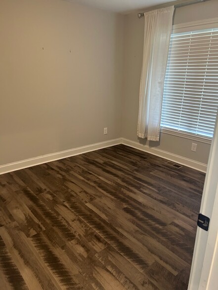 Building Photo - 2406 Chimney Rock Ln