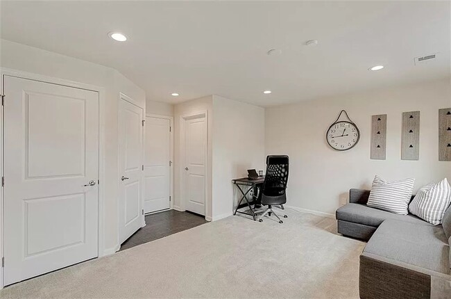 Building Photo - Beautifully Designed Townhome with Modern ...