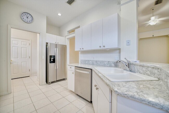 Building Photo - 2 Bedroom Plus Den/Office Home - Relaxing Pond View and Pet Friendly