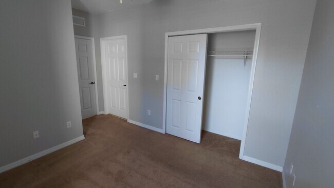 Building Photo - 3 Bedroom, 2 Bath Condo in Lakeside at Lakes of Windermere