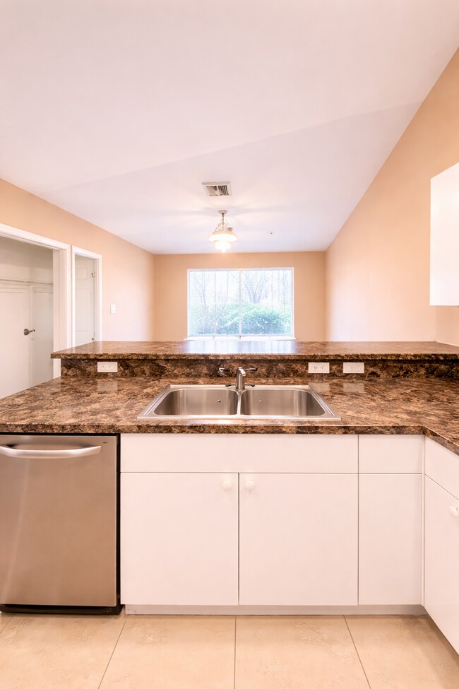 Building Photo - Central located 3 bed 2 bath duplex- 1 car garage