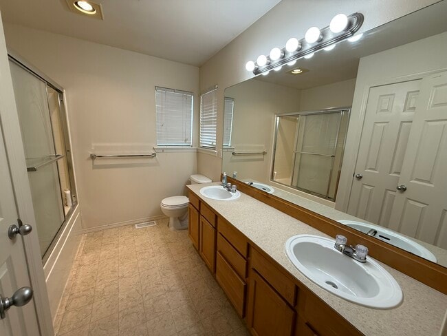 Building Photo - 1608 Hollow Dale Pl