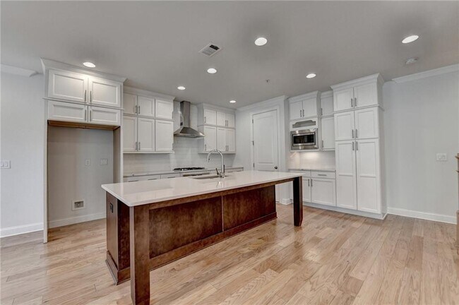 Building Photo - 341 Bailey Walk