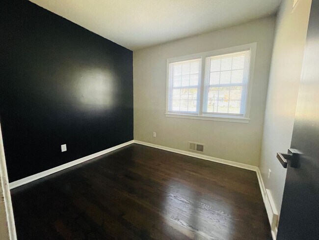 Building Photo - Stunning 3 Bedroom House with Deposit Alte...