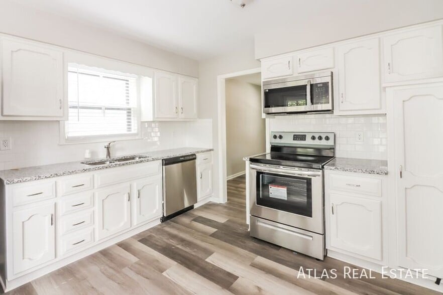 Building Photo - 408 NE Noeleen Ln