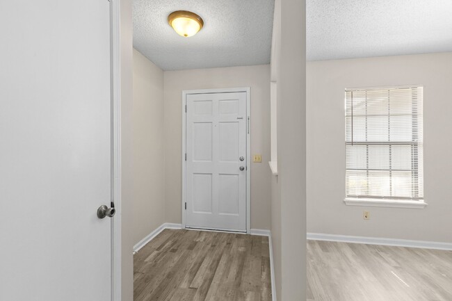 Building Photo - NEWLY RENOVATED in MANDARIN, 3-Bedroom Hom...