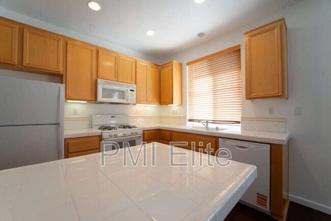 Building Photo - 28254 Canterbury Ct