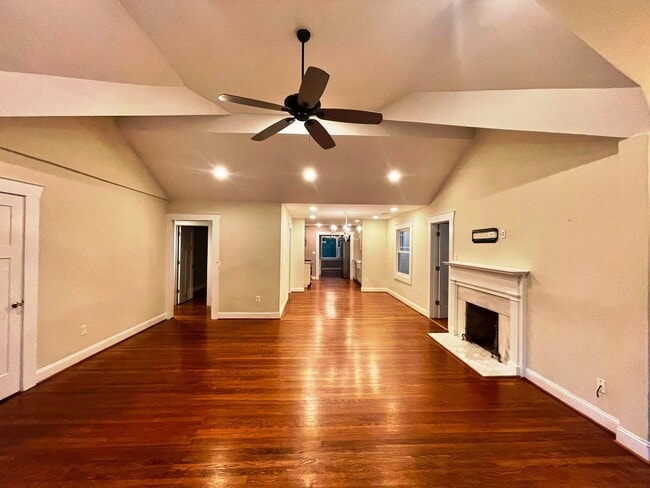 Building Photo - Updated 3 BR/ 2 BA home on Roseland Drive ...