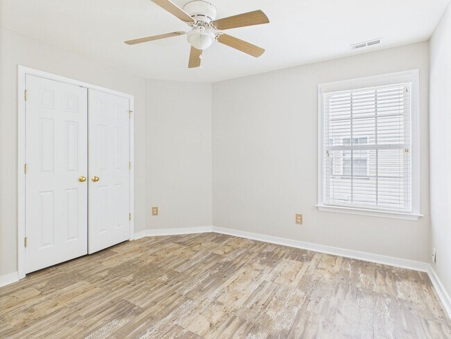 Building Photo - Charming 5-Bedroom 2.5 Bathroom Home locat...