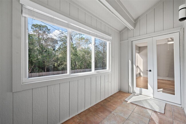 Building Photo - 2113 Lake Village Dr