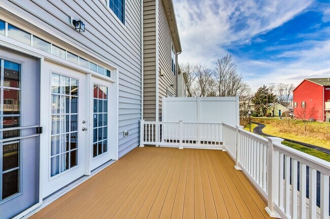 Building Photo - 3 bedroom, 2.5 bath Luxury Townhome in Market Square Subdivision!