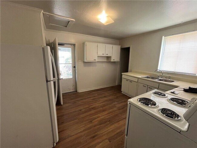 Building Photo - 459 Seabreeze Rd E