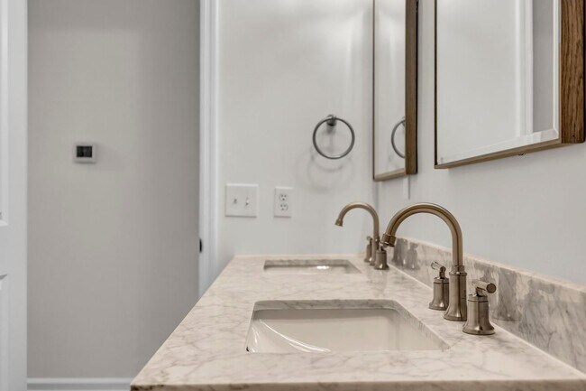 Building Photo - Beautifully Renovated 3 bed/2.5 bath in Ri...