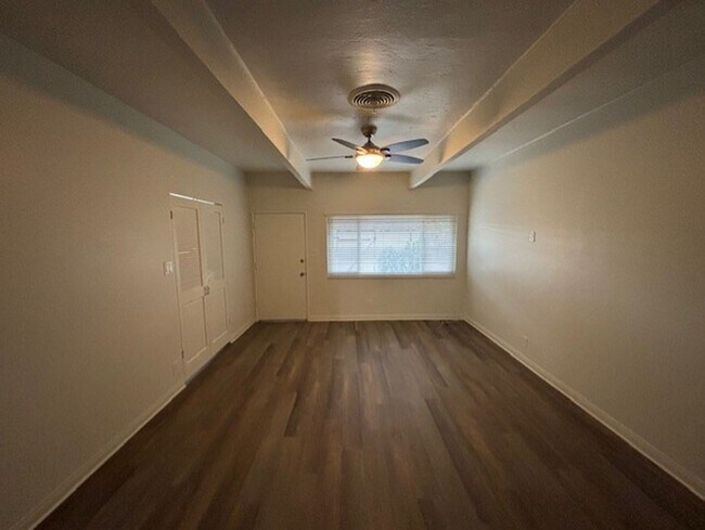 Building Photo - Clean 2 Bedroom / 1 Bathroom Condo Near Stockdale Hwy & Real Rd.
