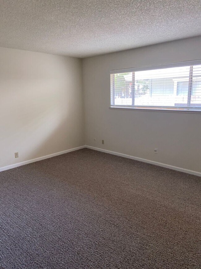 Building Photo - Roomy 2bdrm 1bath duplex off Fair Oaks Blvd near Madison Ave