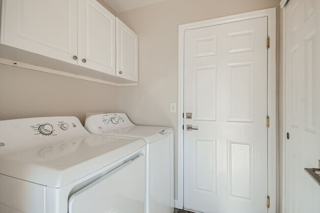 Building Photo - Lovely 3 BDR/3BA Home - 20 Minutes to Denver