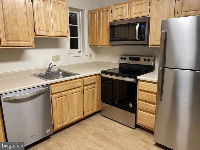 Building Photo - 6747 Kenwood Forest Ln