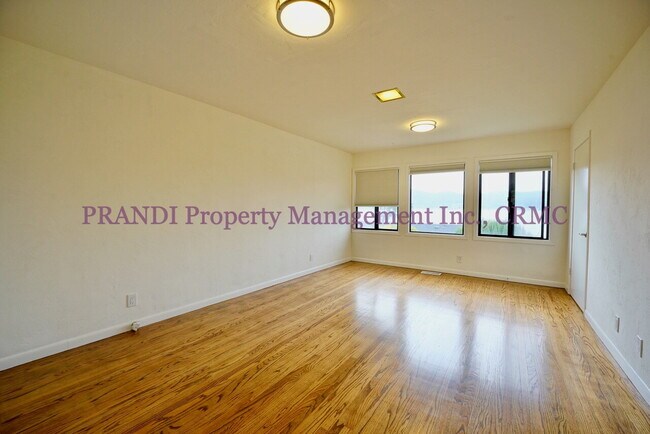Building Photo - Bright and Inviting 4BR Home Minutes from ...