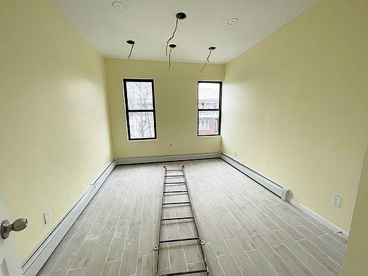 Building Photo - 3 bedroom in BRONX NY 10469