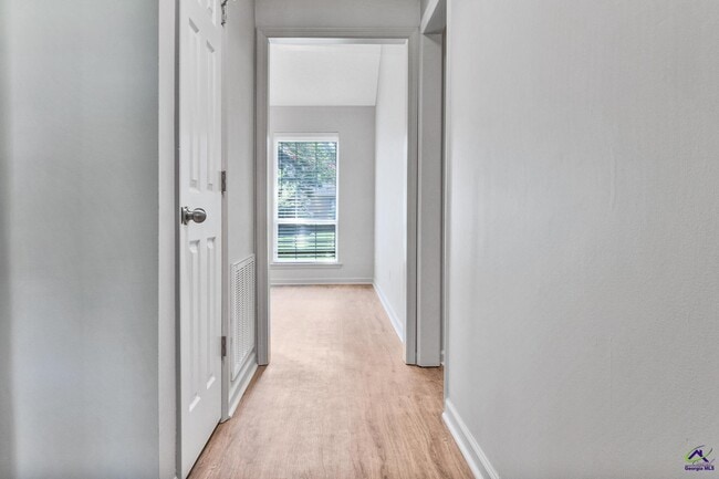 Building Photo - 106 N Hiley Ct