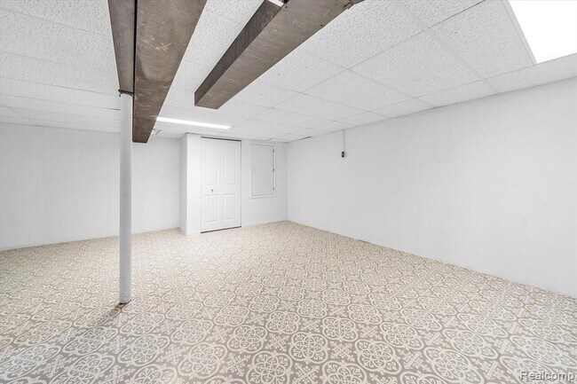 Building Photo - 229 Redwood Dr