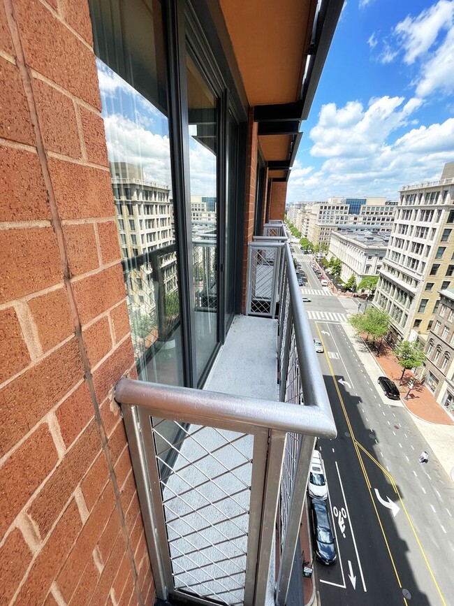 Building Photo - Luxurious living in Penn Quarter