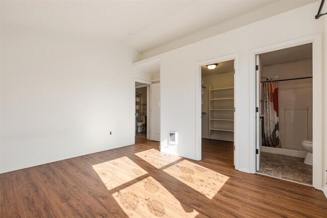 Building Photo - Charming 3 Bedroom 2.5 Bath Condo Available Now!