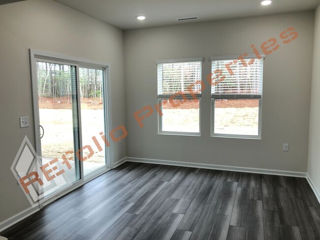 Building Photo - Beautiful 3 Bedroom, 2.5 Bath house w/ 2 C...