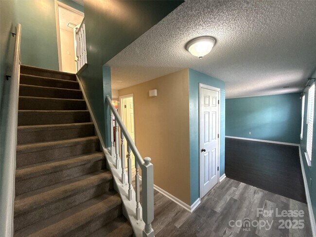 Building Photo - 2015 Bantry Ln