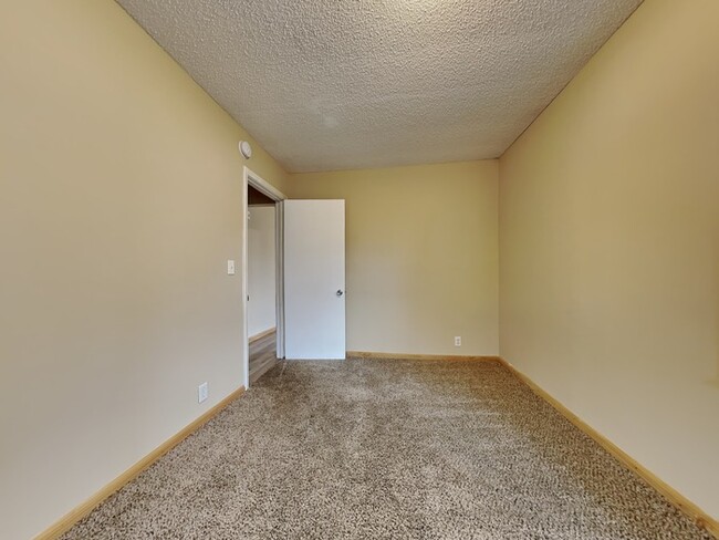 Building Photo - WINTER SPECIAL!! 3 Bedroom, 1 Bathroom Hou...