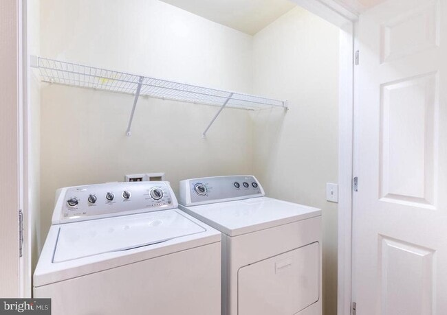 Building Photo - 9427 Canonbury Square