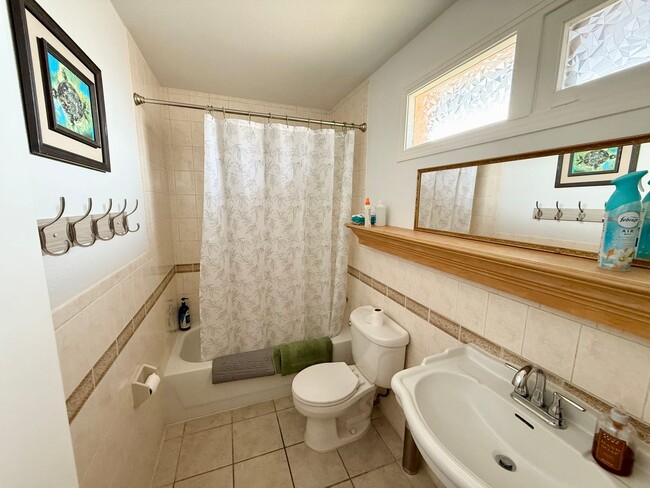 Building Photo - Charming Fully Furnished 2-Bed, 1-Bath Dup...