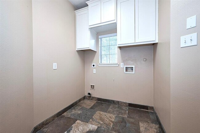 Building Photo - 2819 Lakecrest Way Dr