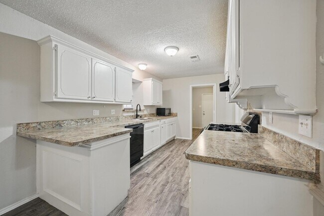 Building Photo - Charming Updated Home Near DFW Airport | 3...