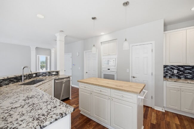 Building Photo - Spectacular Stonegate Living! Gorgeous 3-Bed Corner Finished Basement, Wet Bar, and Custom Marble...