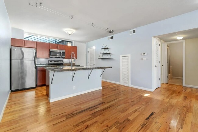 Building Photo - Lovely condo in the heart of Mayfair!