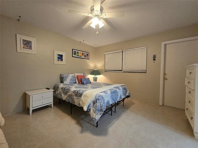 Building Photo - 1161 Hillsboro Mile