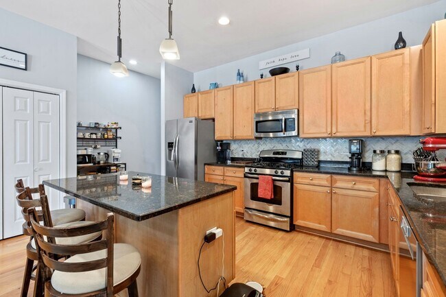 Building Photo - 3106 S Wells St