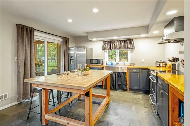 Building Photo - 1825 Jennifer Dr