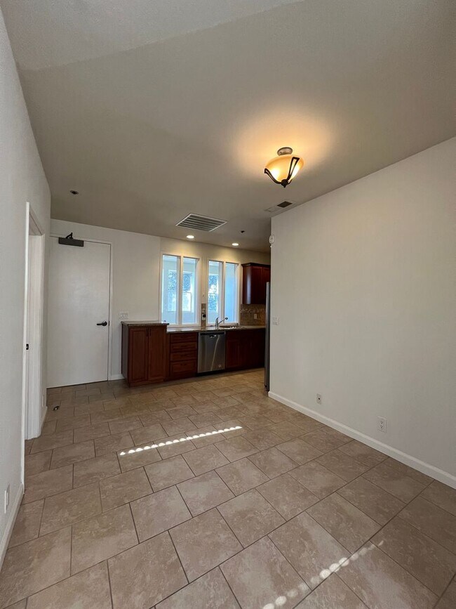 Building Photo - 609 Pacific Ave