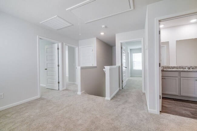 Building Photo - Spacious 4-Bedroom Home in Sought-After Lo...