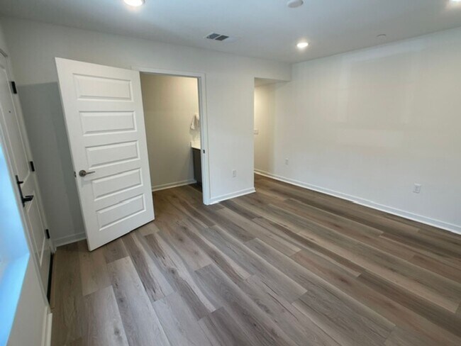 Building Photo - Camarillo 3 Bed 4 Bathroom Never Lived In Condo