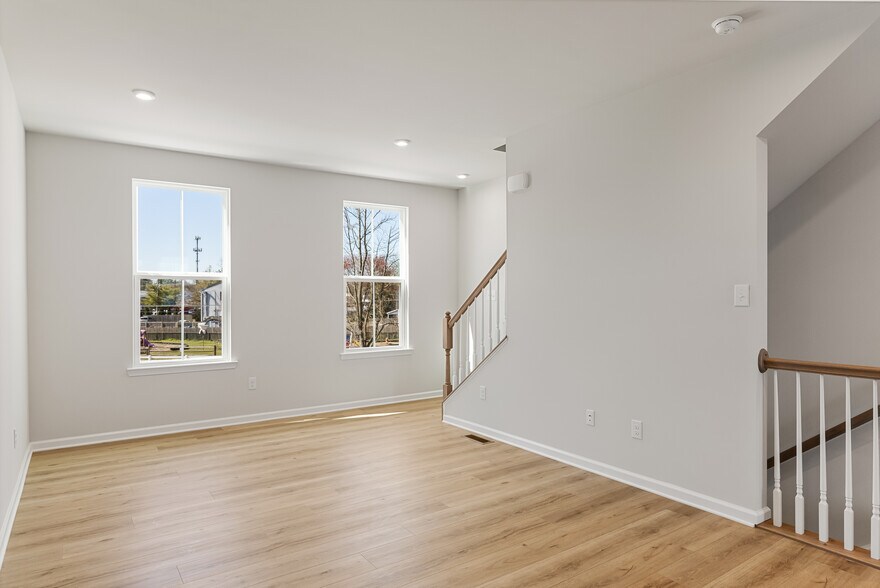 Building Photo - 10 Sidney Ln