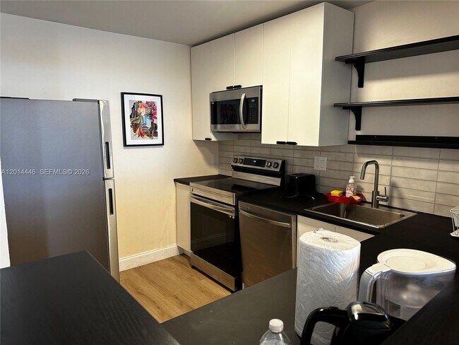 Building Photo - 2821 N Miami Beach Blvd