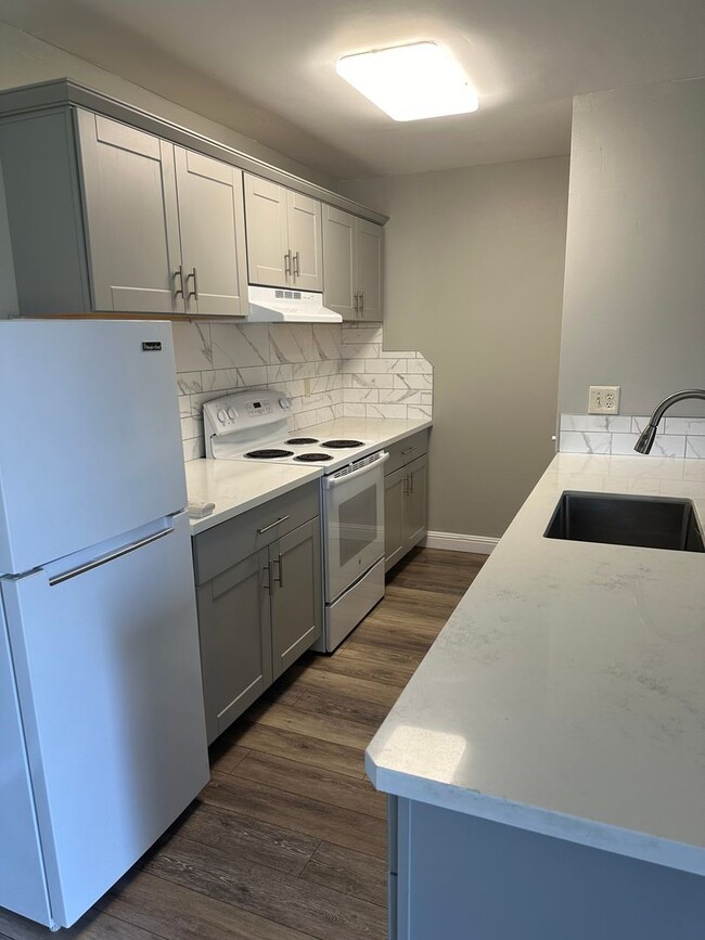 Building Photo - Townhome for Rent! Close to American River...