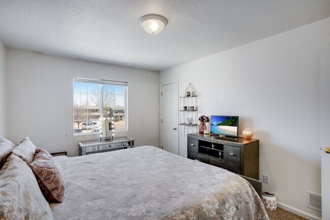 Building Photo - 3 bedroom, 1.5 Bath Townhome, Available Early June!