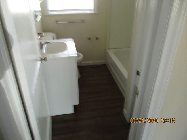 Building Photo - 1405 11th Ave