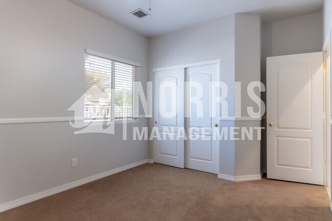 Building Photo - Beautiful Home Located in The Links