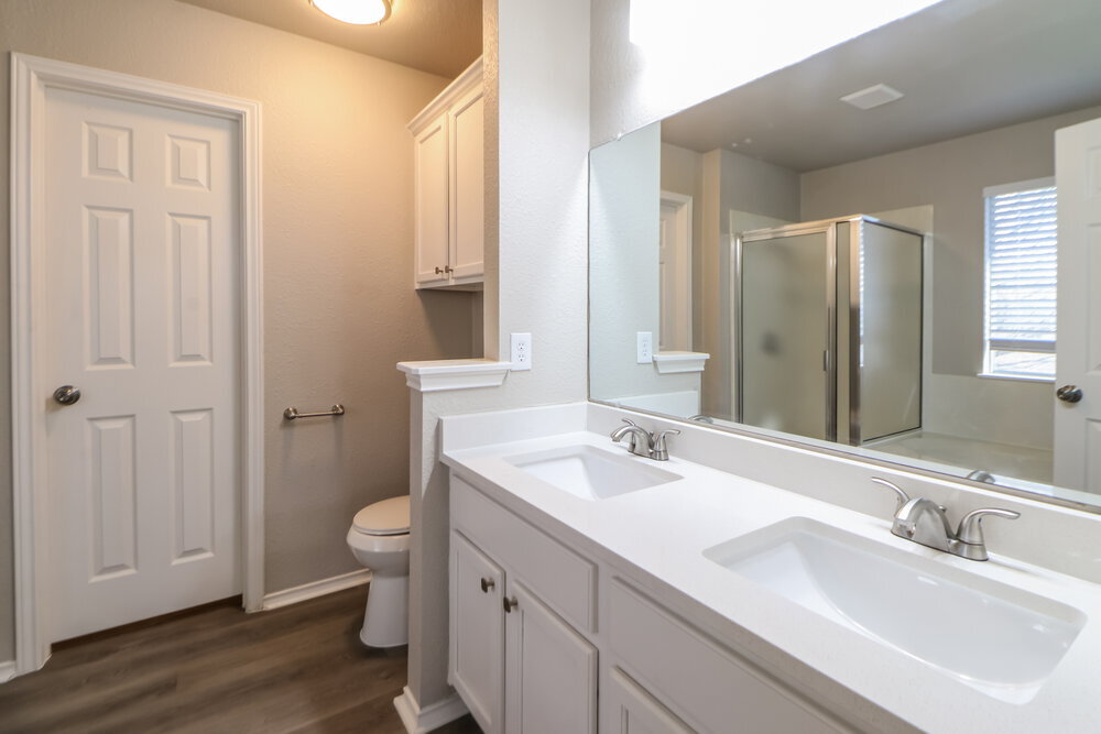 Building Photo - 15524 Sarah's Creek Dr